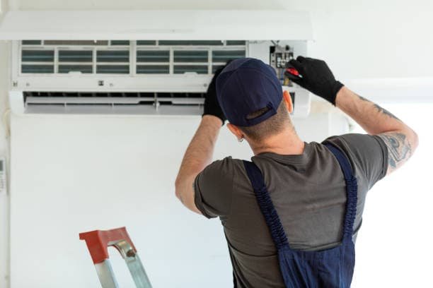 Frustrierter Mieter neben kaltem Heizkörper in moderner Wohnung im Winter, realistisches Ambiente.